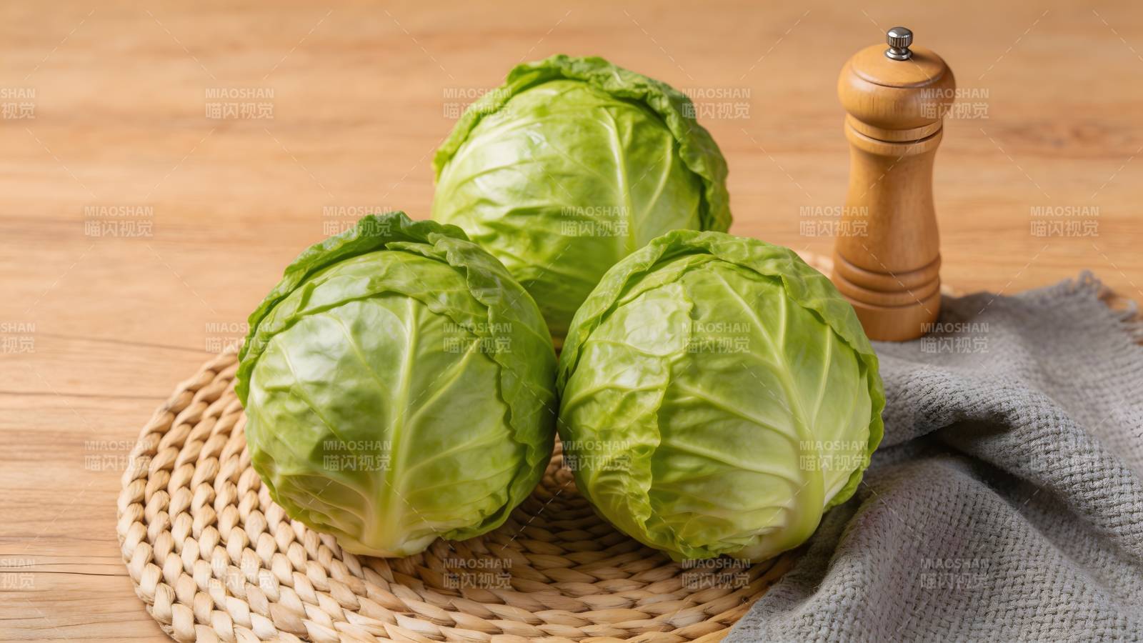 三颗卷心菜配胡椒研磨器图片