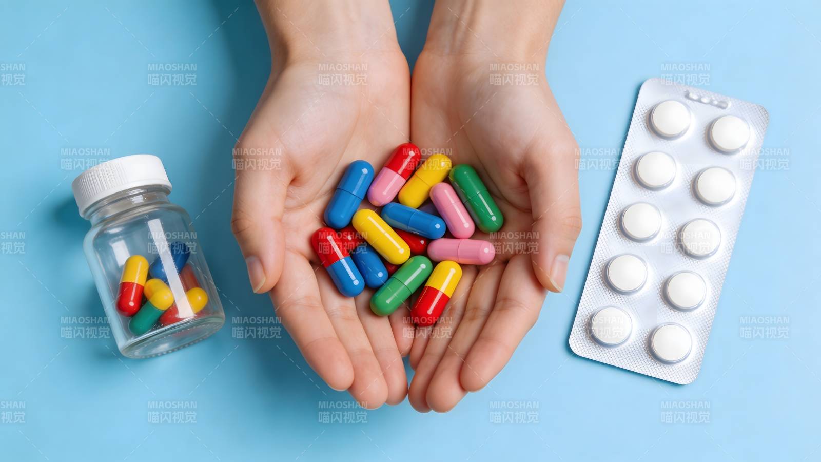 手中彩药 瓶与泡罩相伴图片