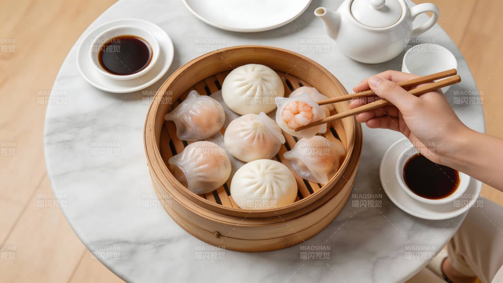 蒸笼点心 筷夹虾饺享美味图片