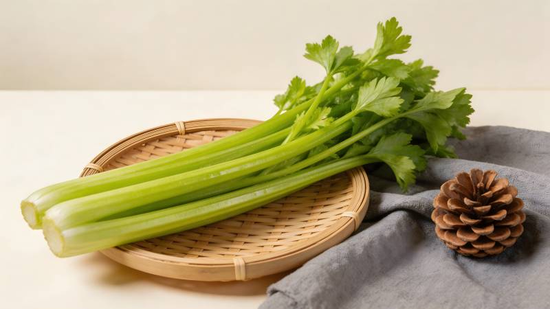 芹菜配松果 清新自然风图片