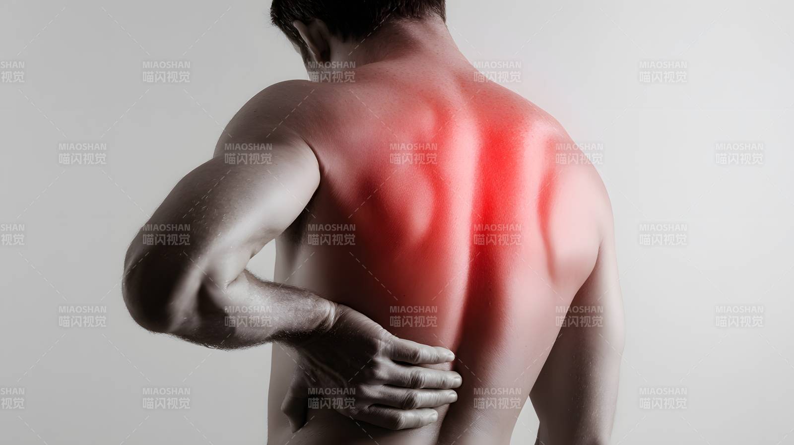 背痛男子手按腰部图片