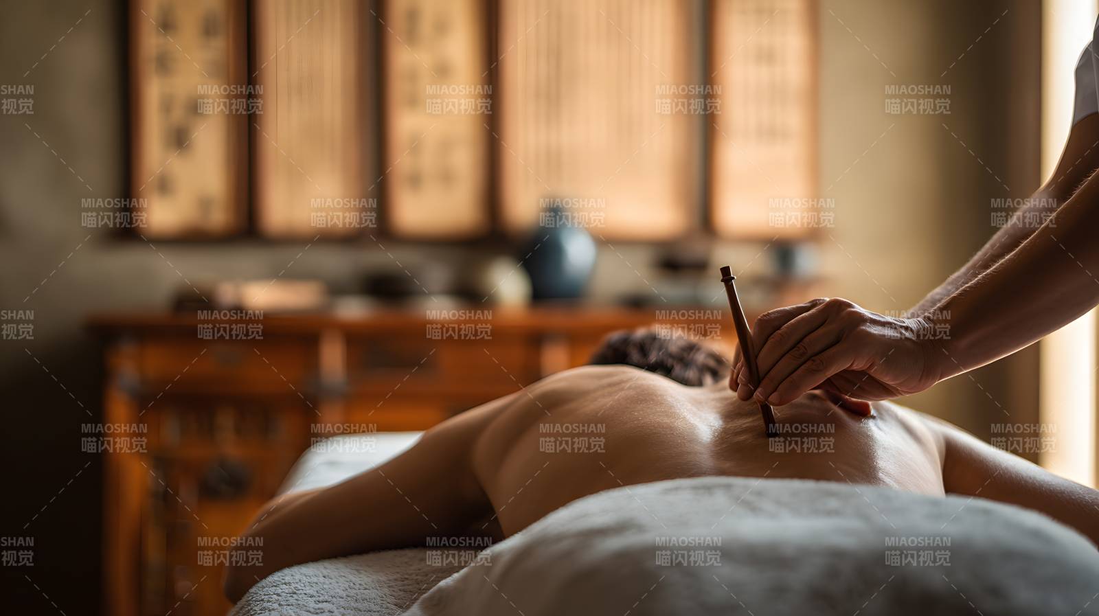 中医艾灸背部理疗图片
