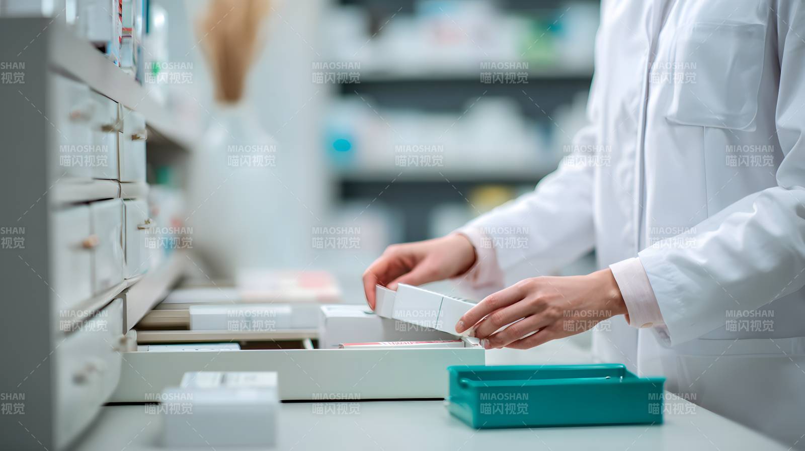 药师配药中图片