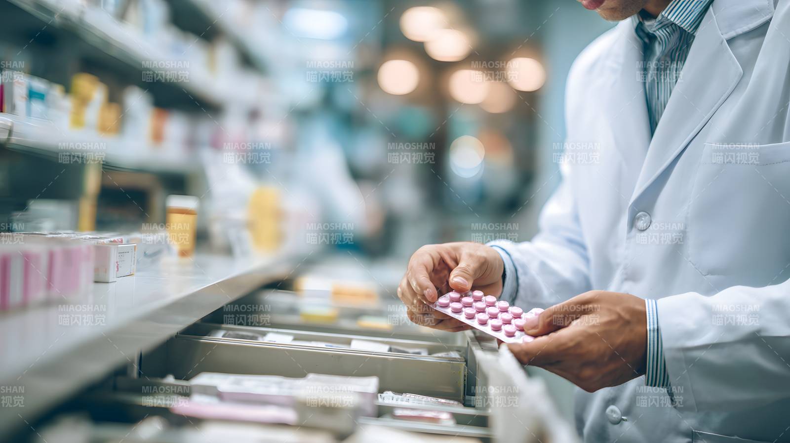 药师配药中图片