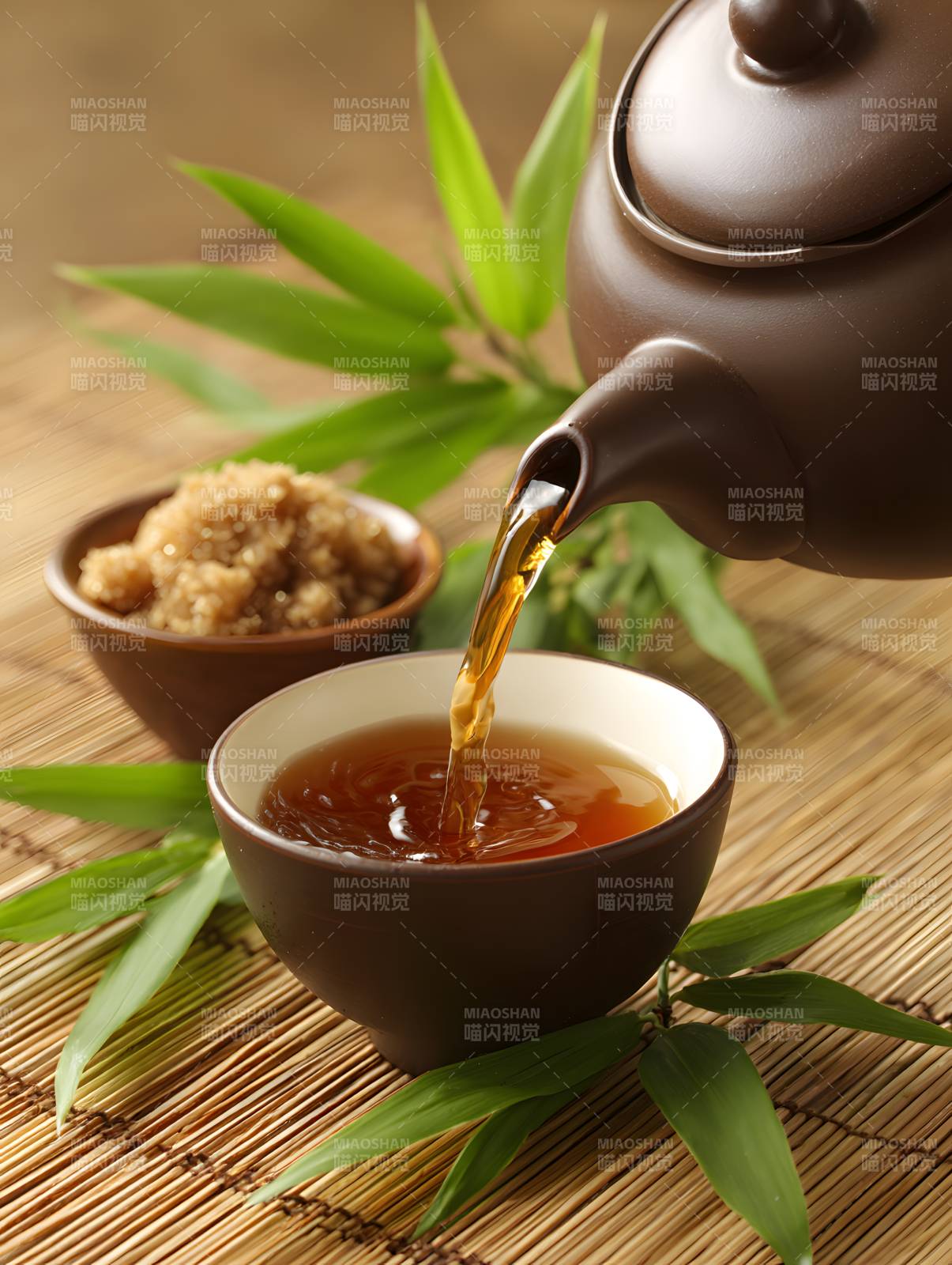 紫砂壶斟茶 竹叶伴香茗图片