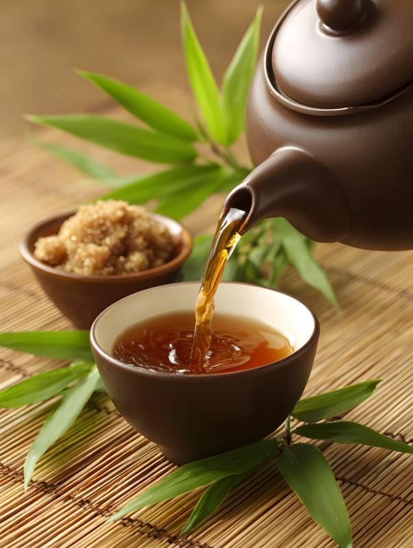 紫砂壶斟茶 竹叶伴香茗图片