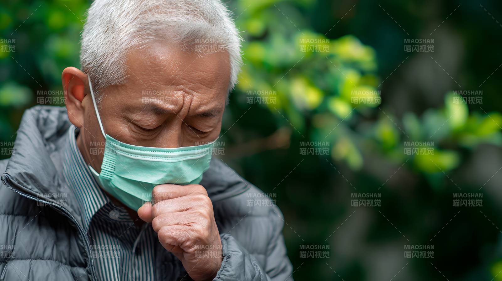 老人戴口罩咳嗽不适图片