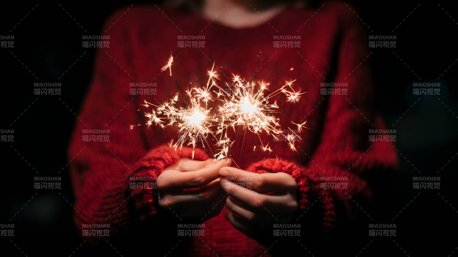 红毛衣握 sparkler 温暖夜图片