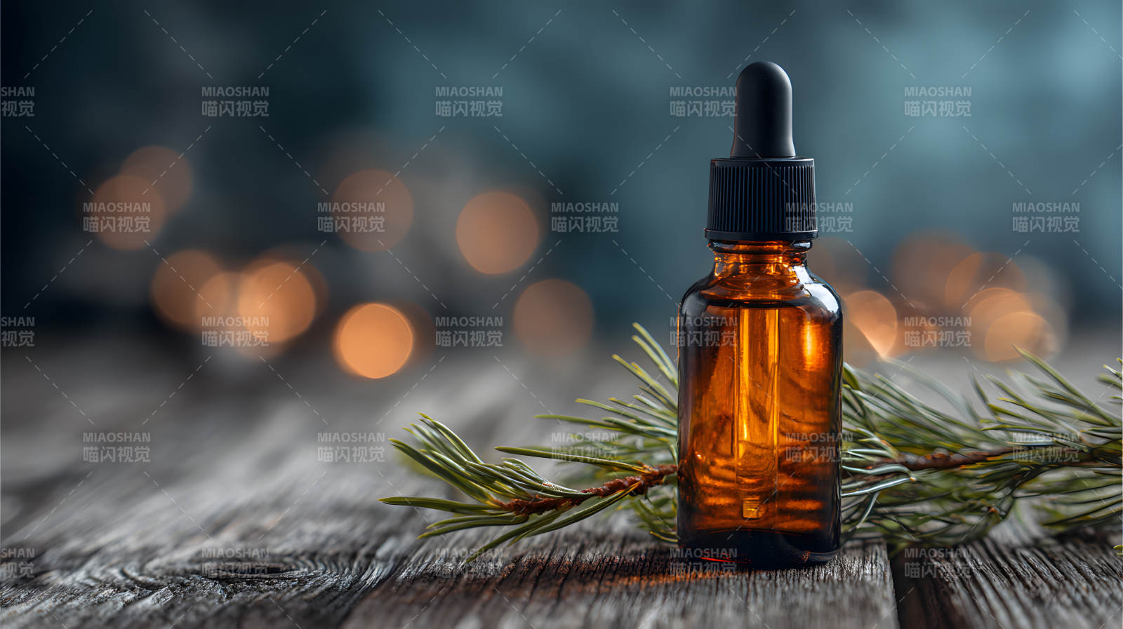 精油滴管瓶配松枝 暖光朦胧背景图片