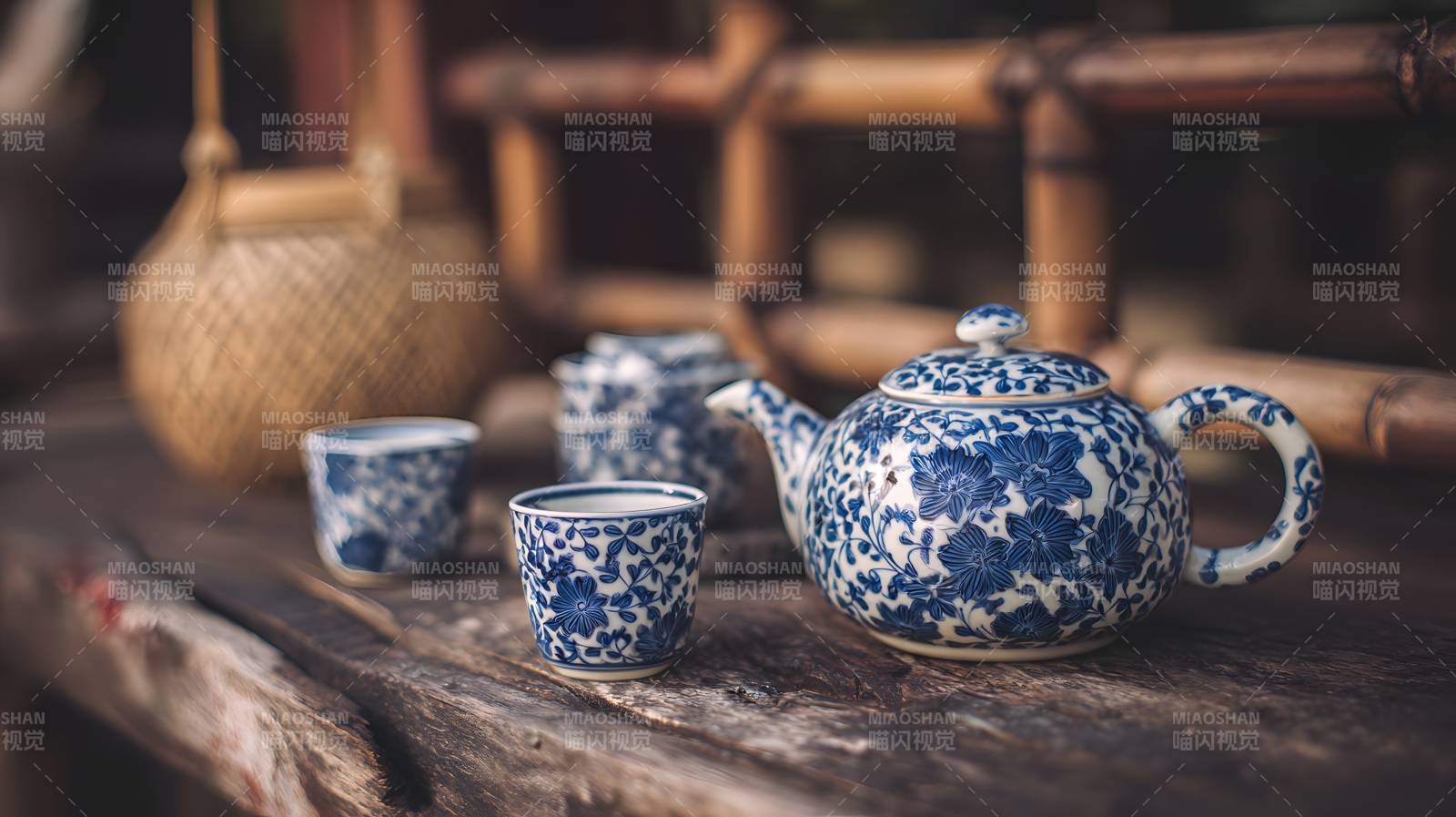 青花瓷茶具静置木桌图片