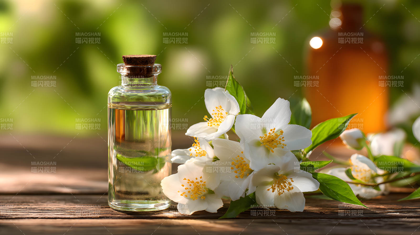 茉莉精油与白花静置木桌图片