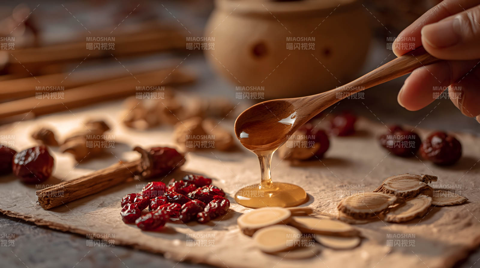 蜂蜜滴落 养生食材环绕图片