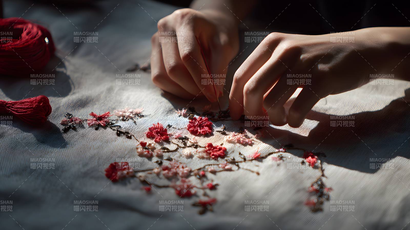 巧手绣红花 静美如诗画图片