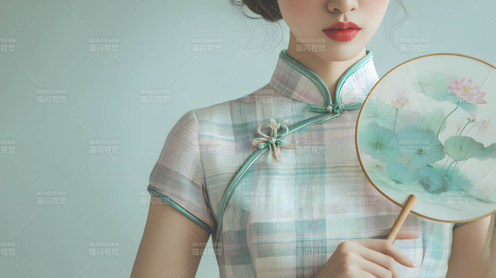 旗袍女子持莲扇 清雅如画图片