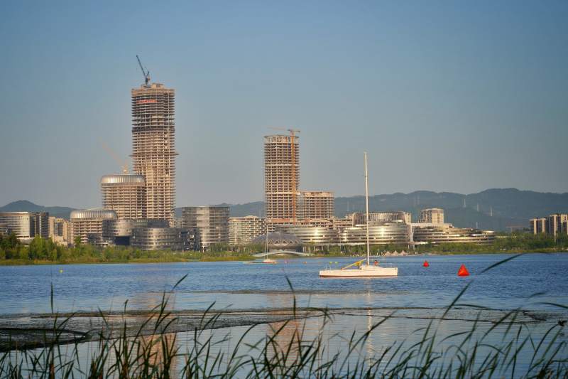 湖景城市天际线图片