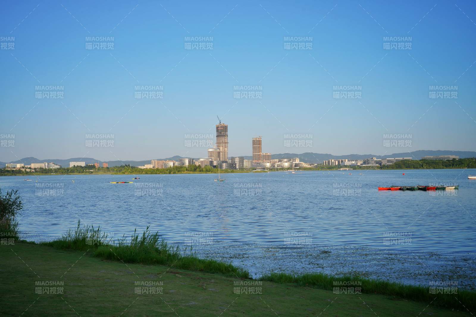 湖景城市天际线图片