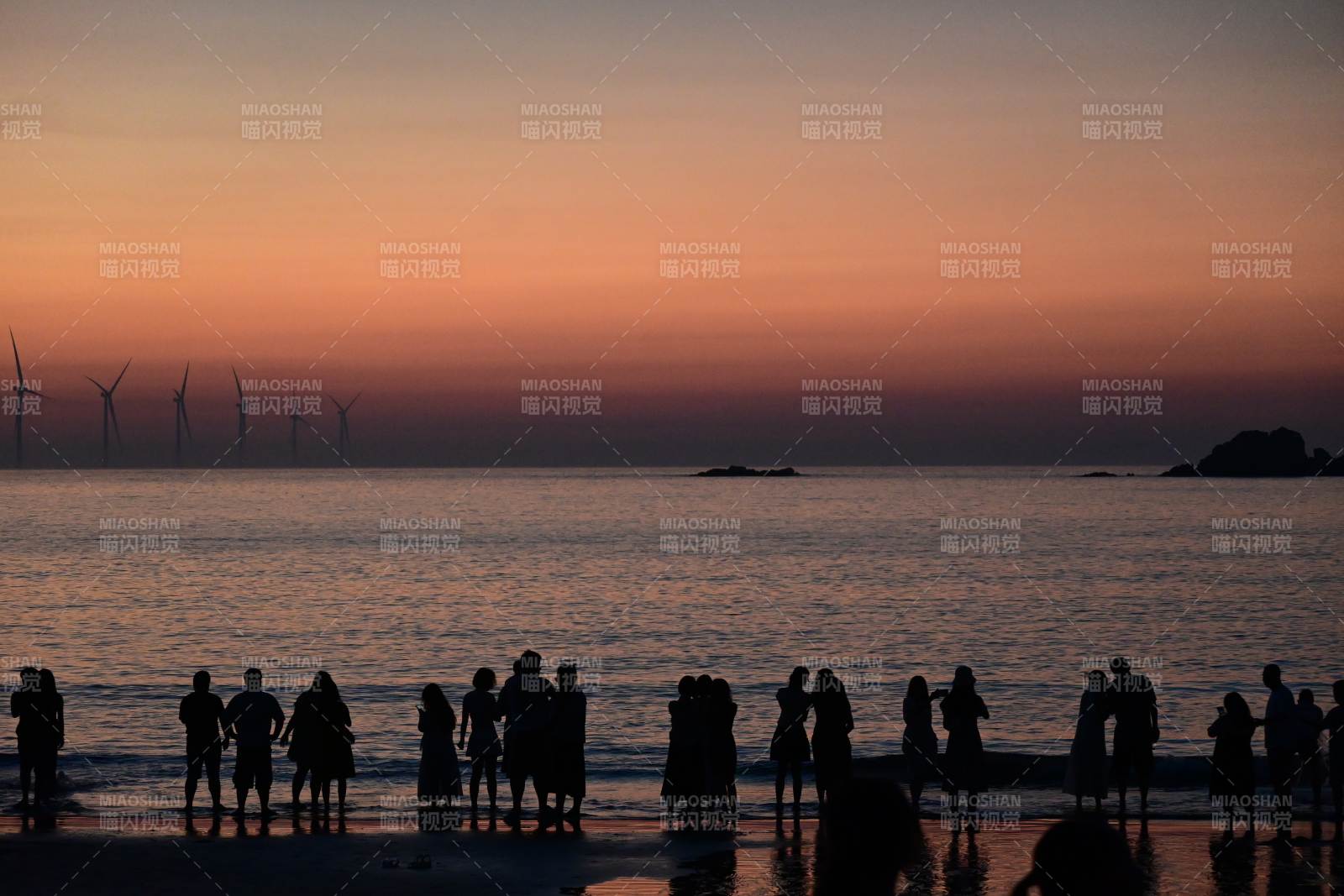 夕阳海边人影风车剪影图片