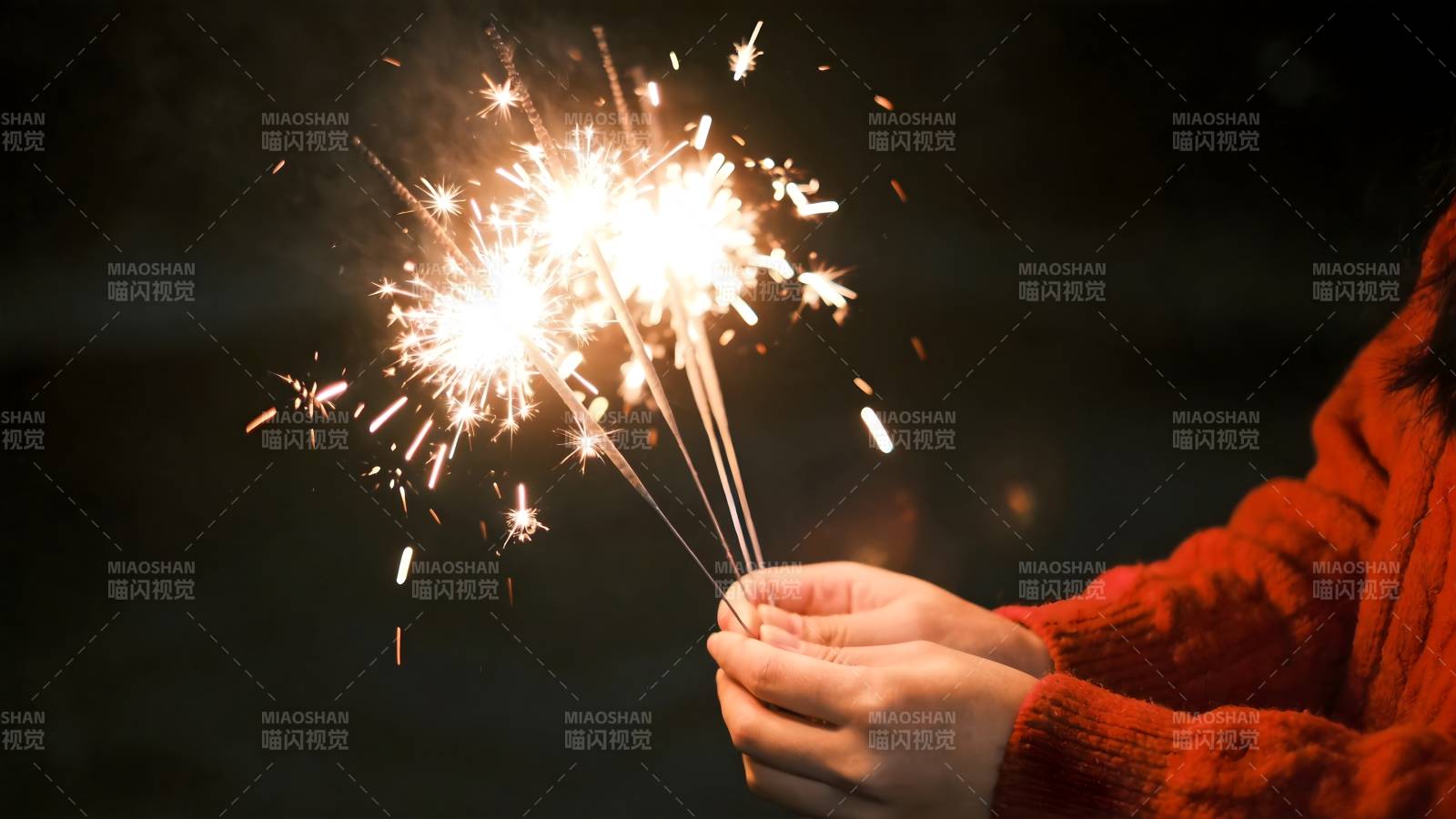 手持烟花 温暖夜色图片