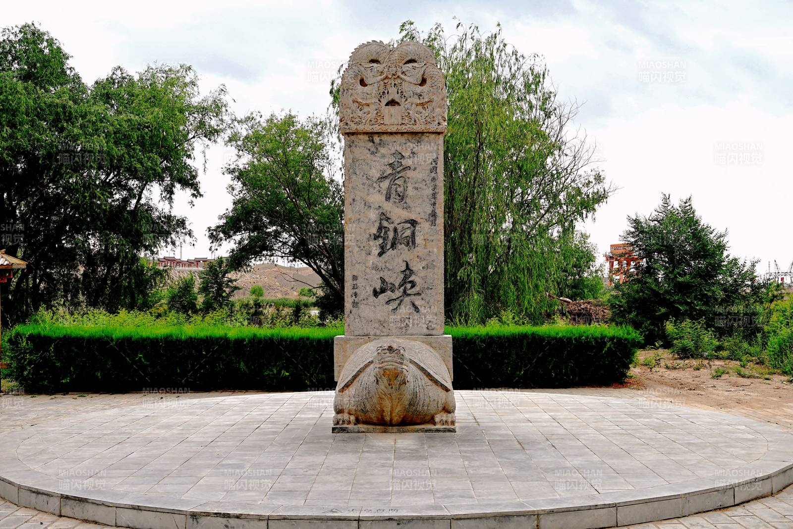 青铜峡石碑矗立绿荫中图片