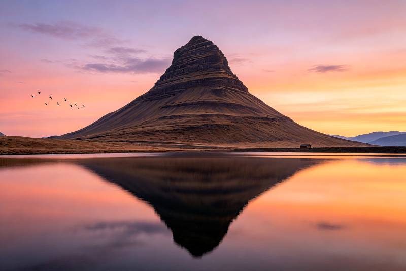 夕阳映山 倒影如画图片