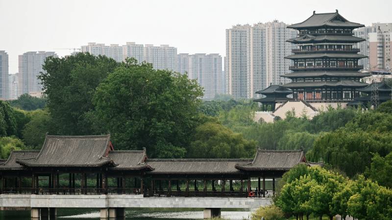 古塔映城 绿廊卧水间图片