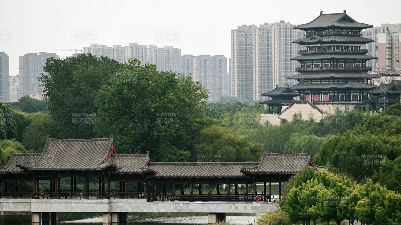 古塔映城 绿廊卧水间图片