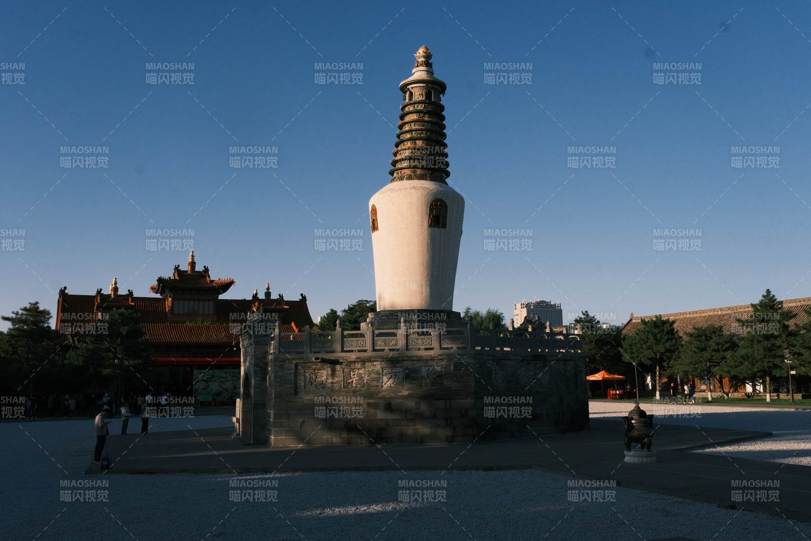 白塔矗立 古寺环绕蓝天图片