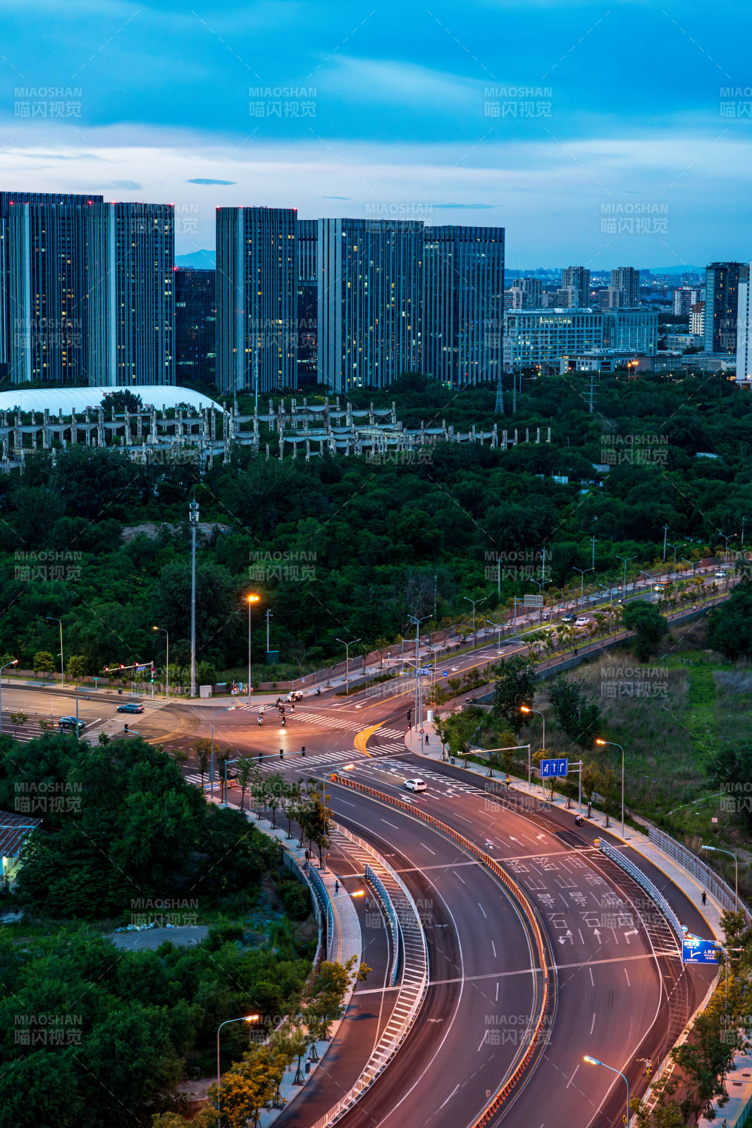城市夜景 流光溢彩图片