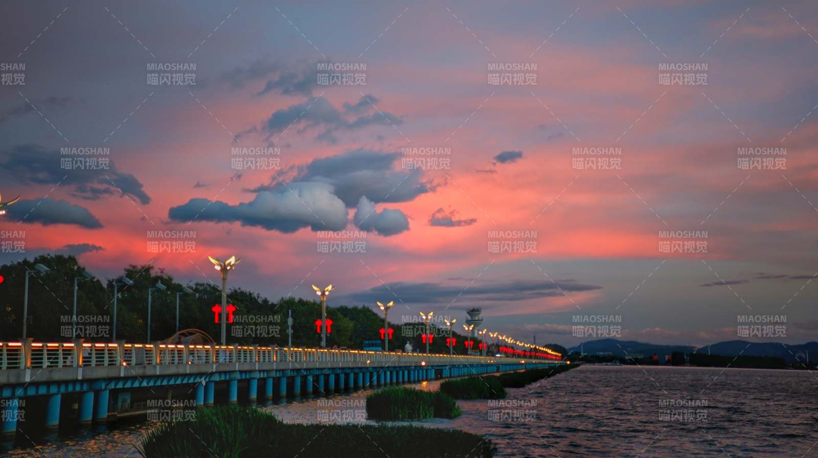 晚霞映桥 水天一色美如画图片