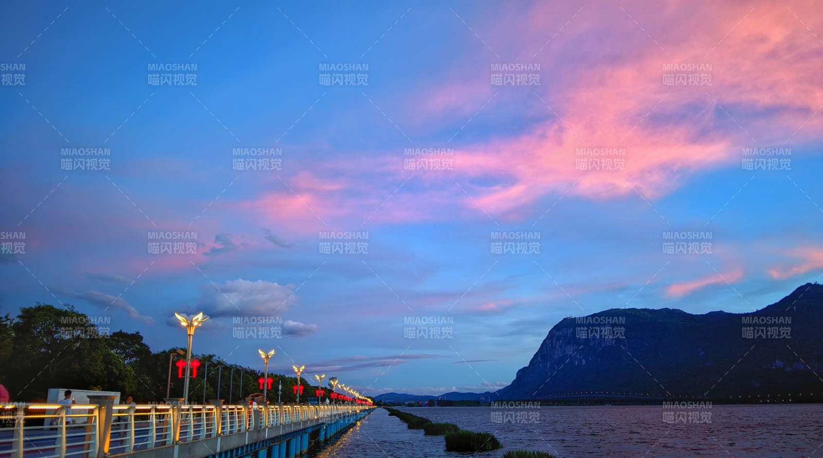 暮色湖桥 霞染青山图片