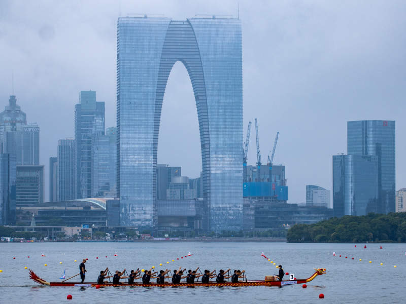 龙舟竞渡 城市天际线为背景图片