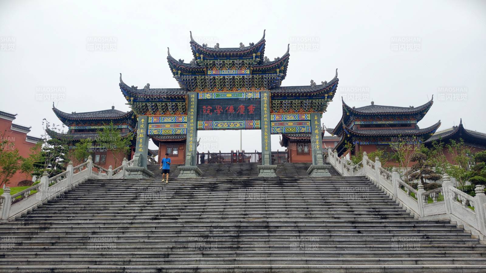 古寺牌坊迎客来图片