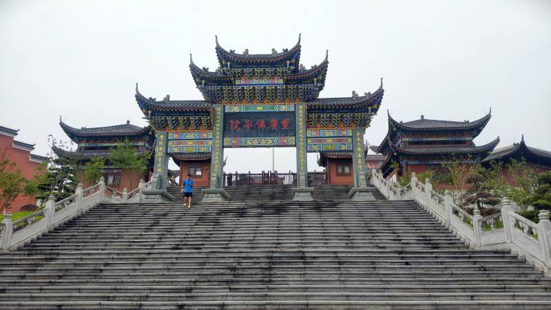 古寺牌坊迎客来图片