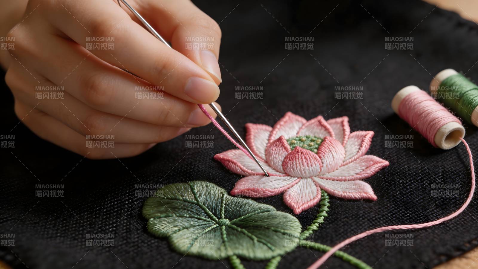 巧手绣莲花 针线生香韵图片