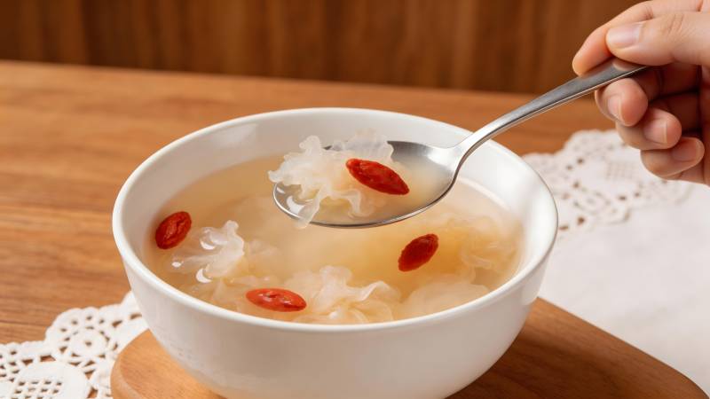 银耳枸杞汤 温润养颜佳品图片