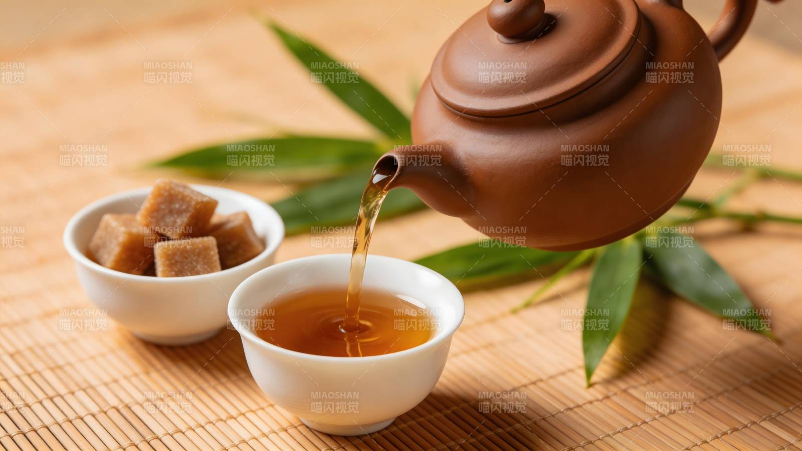 紫砂壶斟茶 竹叶伴糖块图片