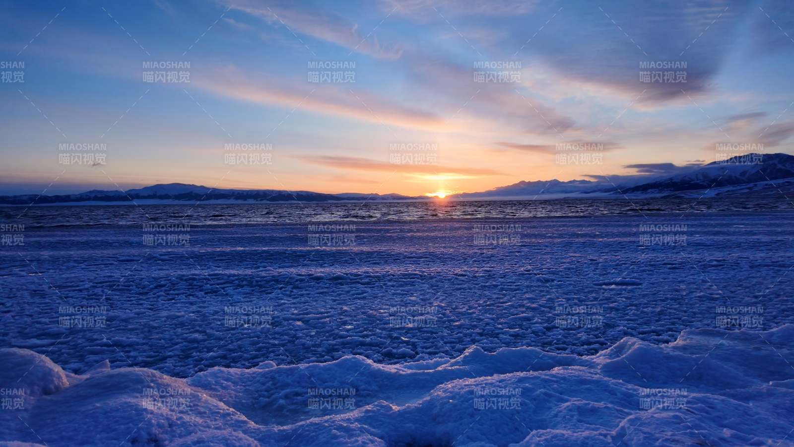冰封湖面映夕阳图片