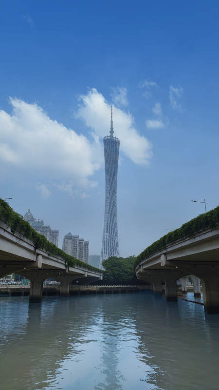 广州塔映蓝天碧水间图片