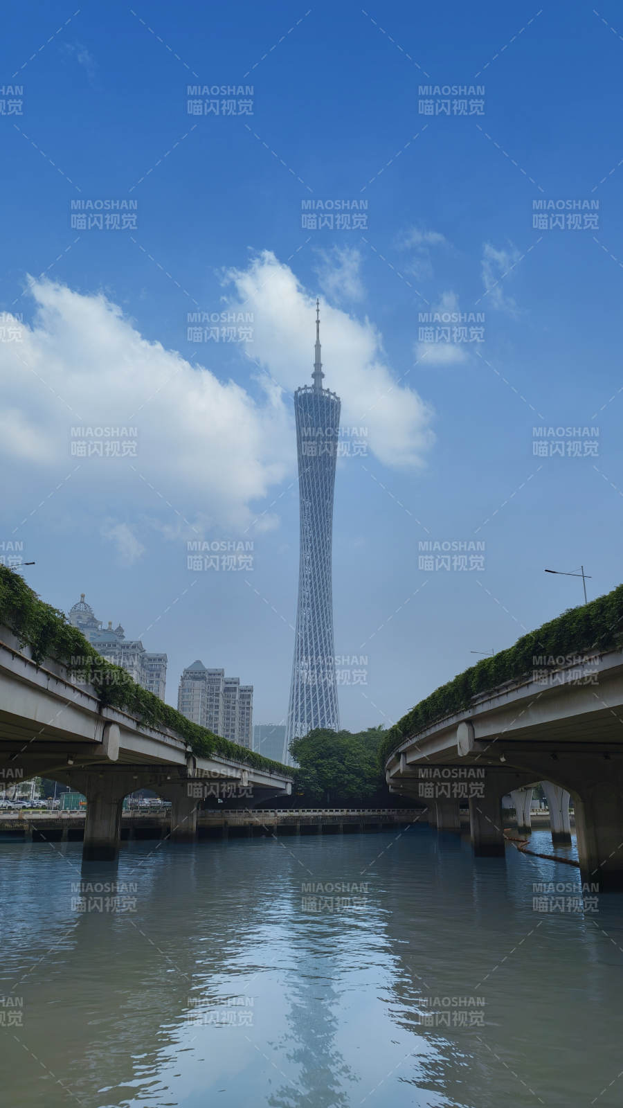 广州塔映蓝天碧水间图片