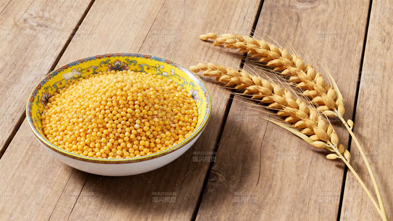 黄豆与麦穗的田园静物图片