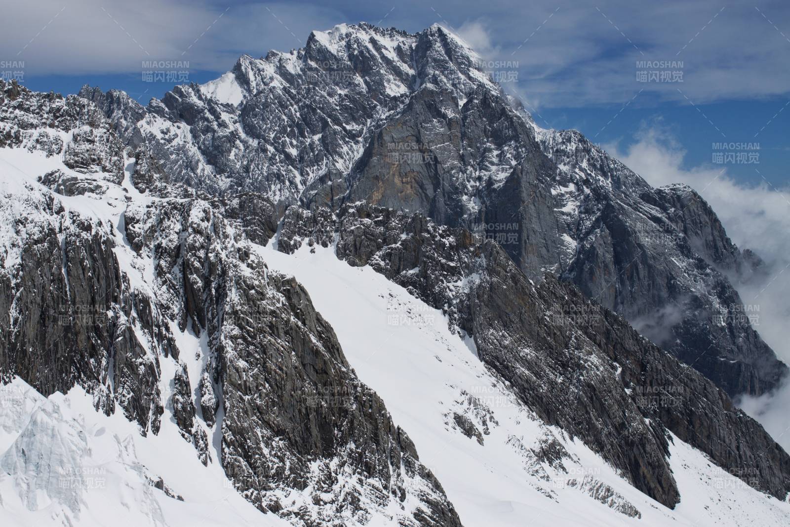 雪山巍峨 云海缭绕峰顶图片
