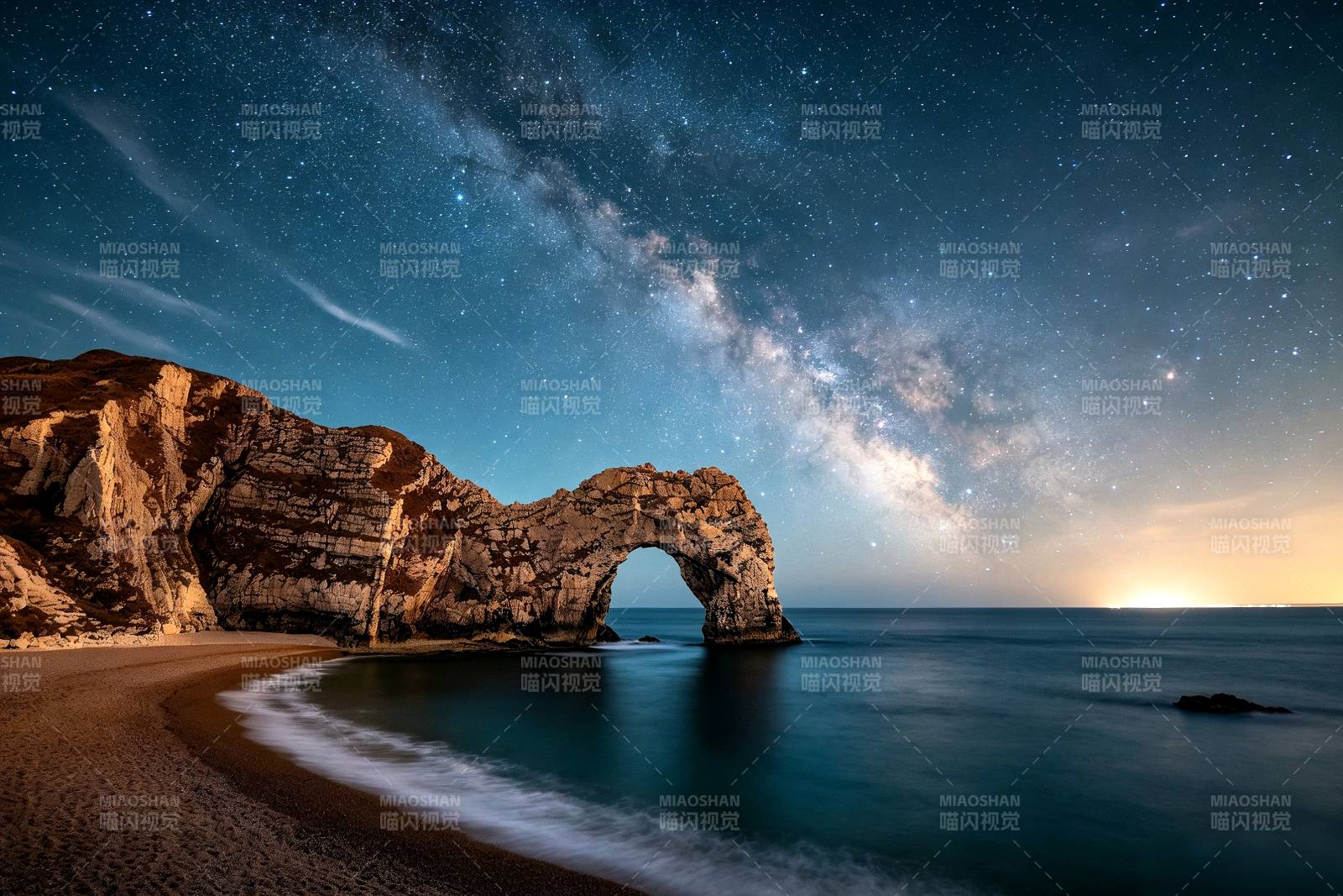 星空下的海蚀拱门夜景图片