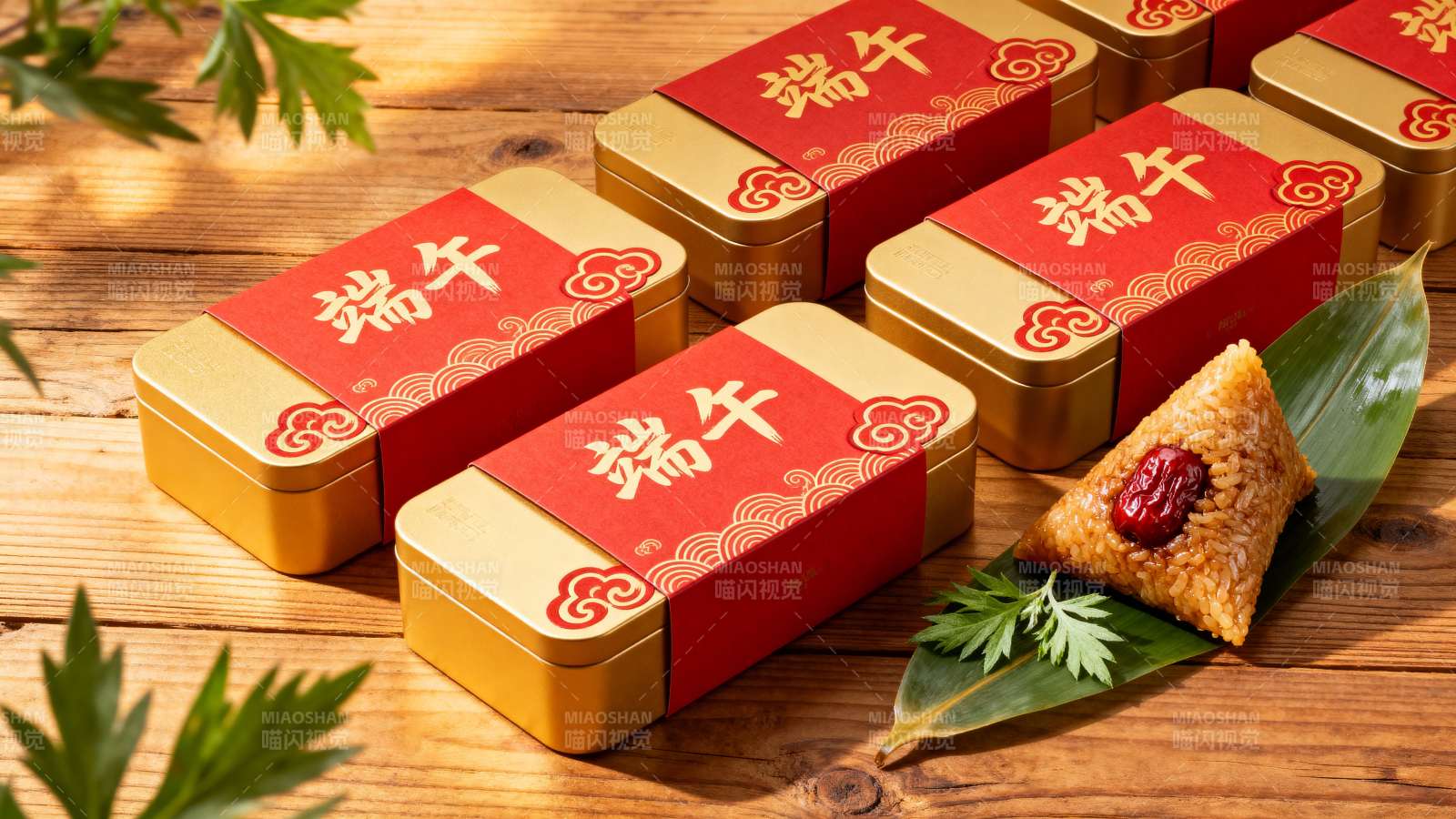 端午礼盒配粽子 节日氛围浓图片