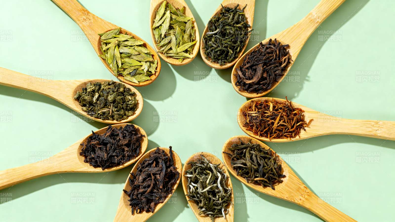 木勺盛茶 色彩斑斓如轮图片