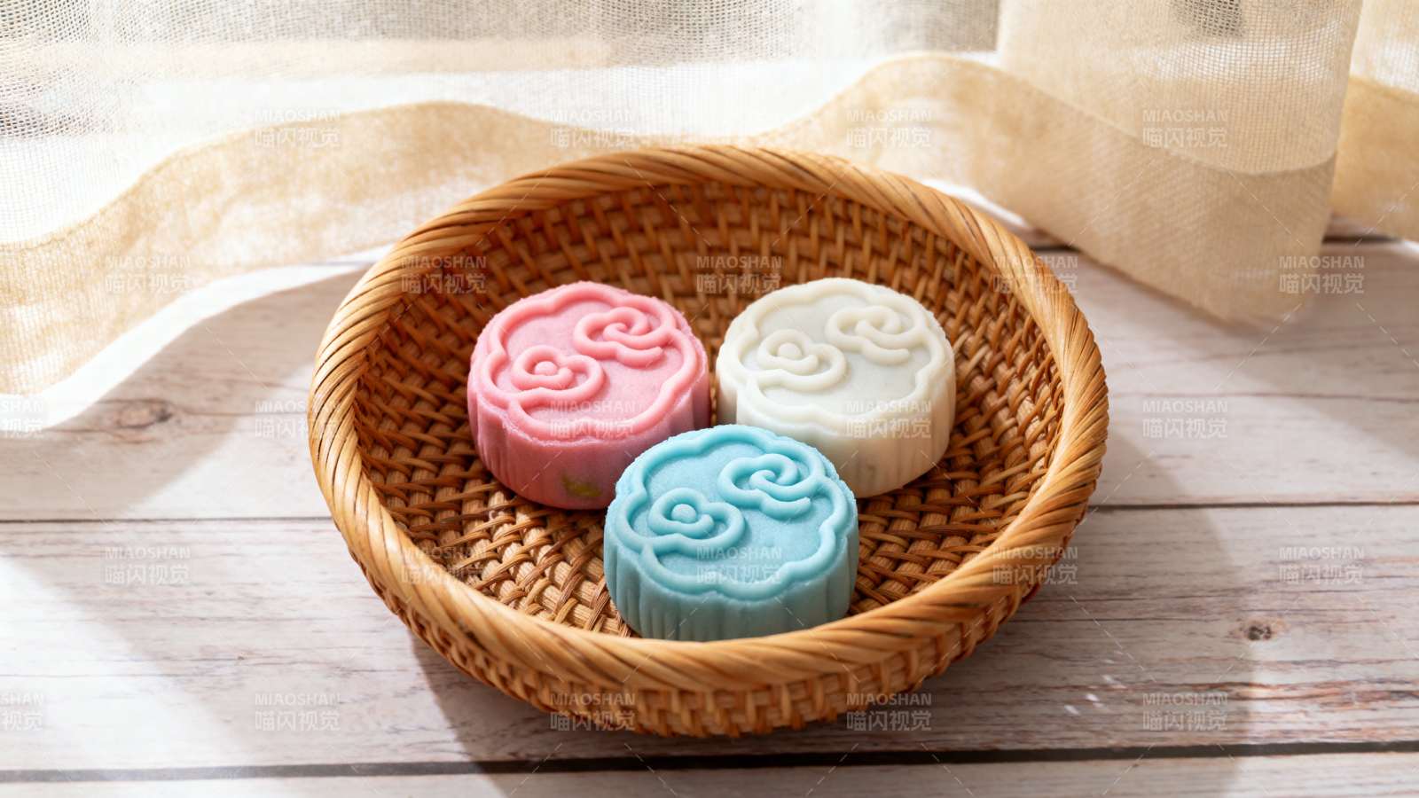 三色冰皮月饼篮中摆图片