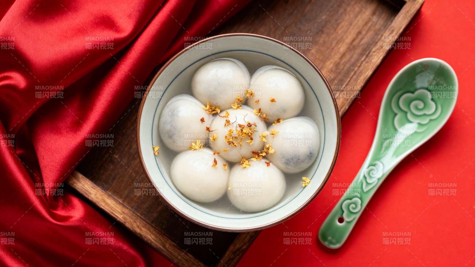 汤圆配红绸 年味浓情暖图片