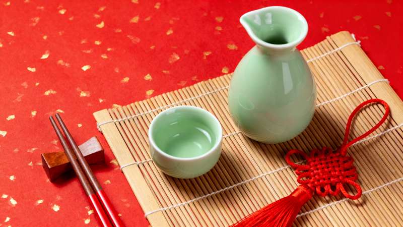 青瓷酒具配红结 年味浓图片