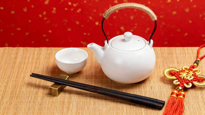 茶具筷子中国结 年味浓图片
