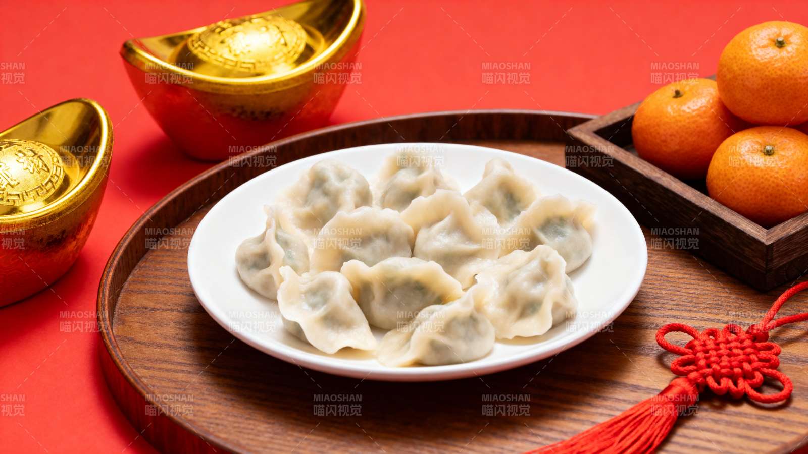 春节饺子配金元宝橘子图片