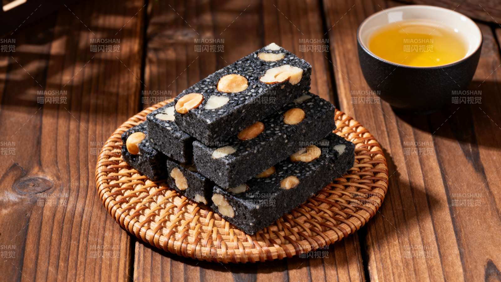 黑芝麻糕配茶 香糯养生图片
